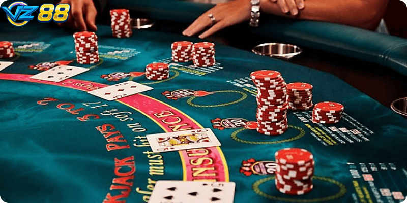 Quan sát kỹ những lá bài đã được đánh ra để đoán hướng đi của đối thủ.